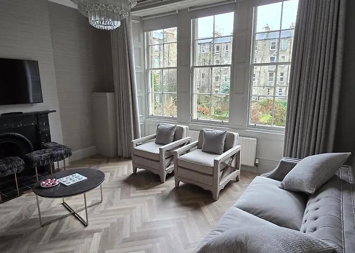 Apartment 2 Bedroom Sofa Bed In Livingroom Castle View 1st Floor Sleeps 6
