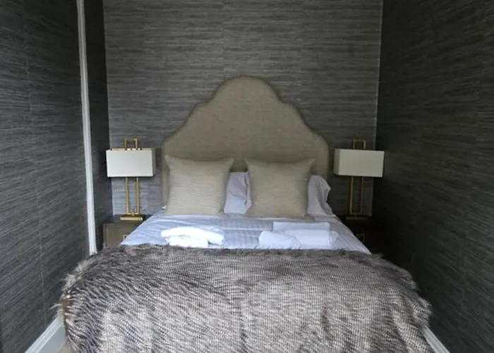 2 Bedroom Sofa Bed In Livingroom Castle View 1st Floor Sleeps 6 *