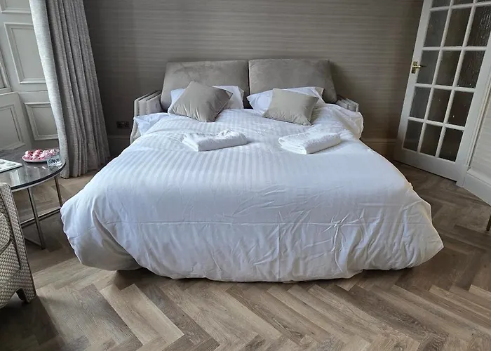 2 Bedroom Sofa Bed In Livingroom Castle View 1st Floor Sleeps 6 *