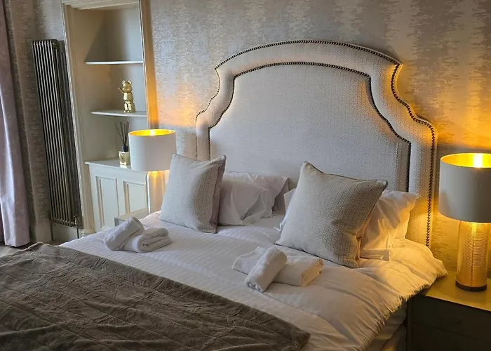 2 Bedroom Sofa Bed In Livingroom Castle View 1st Floor Sleeps 6 * Edinburgh
