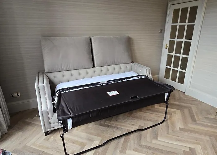 Apartment 2 Bedroom Sofa Bed In Livingroom Castle View 1st Floor Sleeps 6 *