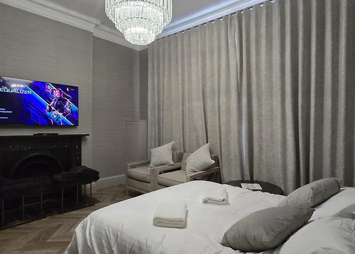 2 Bedroom Sofa Bed In Livingroom Castle View 1st Floor Sleeps 6 Apartment *
