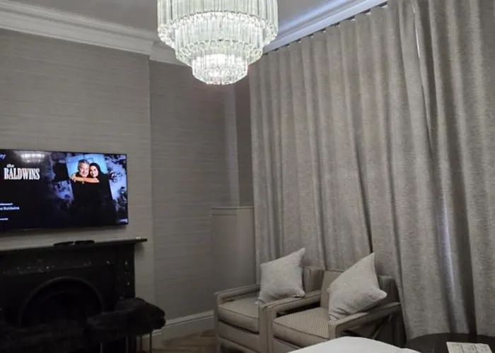 2 Bedroom Sofa Bed In Livingroom Castle View 1st Floor Sleeps 6 * Edinburgh
