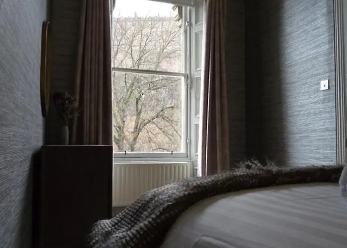 Apartment 2 Bedroom Sofa Bed In Livingroom Castle View 1st Floor Sleeps 6 Edinburgh