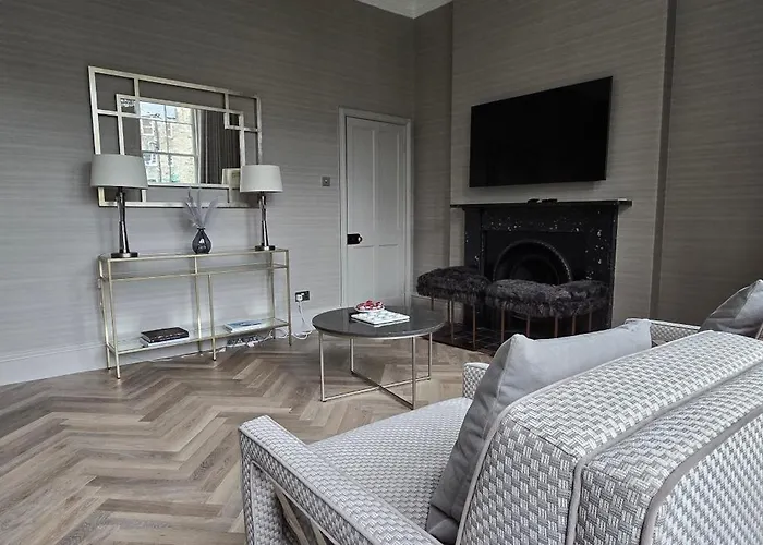 Apartment 2 Bedroom Sofa Bed In Livingroom Castle View 1st Floor Sleeps 6 *