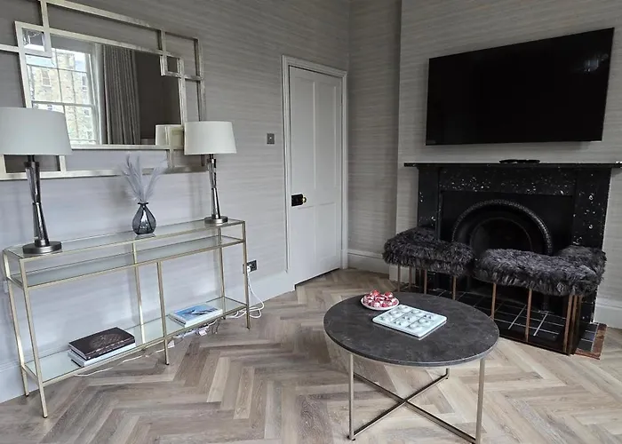 2 Bedroom Sofa Bed In Livingroom Castle View 1st Floor Sleeps 6 Apartment Edinburgh