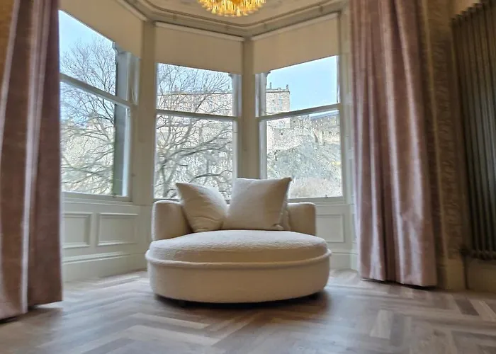 2 Bedroom Sofa Bed In Livingroom Castle View 1st Floor Sleeps 6 Apartment *