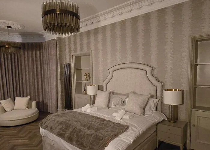 Apartment 2 Bedroom Sofa Bed In Livingroom Castle View 1st Floor Sleeps 6
