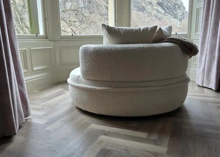 Apartment 2 Bedroom Sofa Bed In Livingroom Castle View 1st Floor Sleeps 6