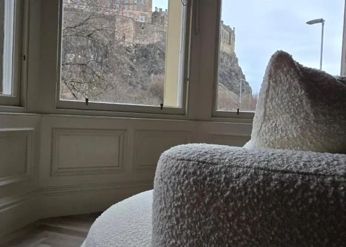 Apartment 2 Bedroom Sofa Bed In Livingroom Castle View 1st Floor Sleeps 6 *