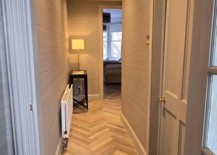 Apartment 2 Bedroom Sofa Bed In Livingroom Castle View 1st Floor Sleeps 6 Edinburgh