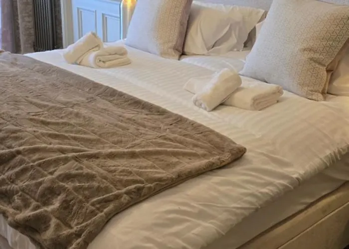 2 Bedroom Sofa Bed In Livingroom Castle View 1st Floor Sleeps 6 * Edinburgh