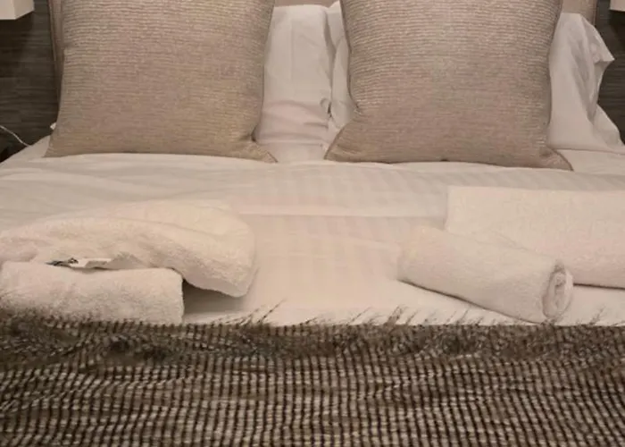 2 Bedroom Sofa Bed In Livingroom Castle View 1st Floor Sleeps 6 Edinburgh