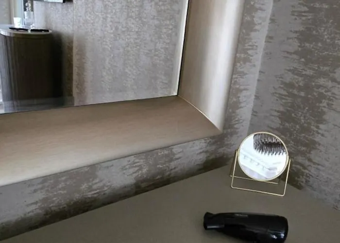 Apartment 2 Bedroom Sofa Bed In Livingroom Castle View 1st Floor Sleeps 6 Edinburgh