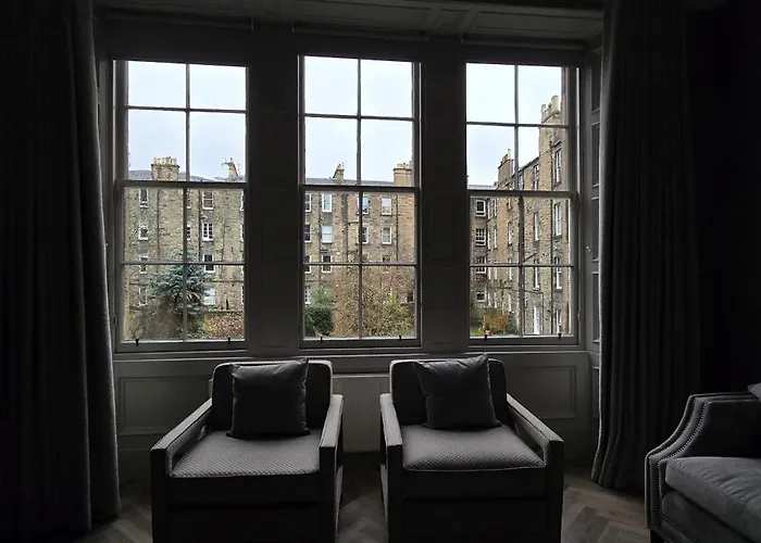 2 Bedroom Sofa Bed In Livingroom Castle View 1st Floor Sleeps 6 Apartment Edinburgh