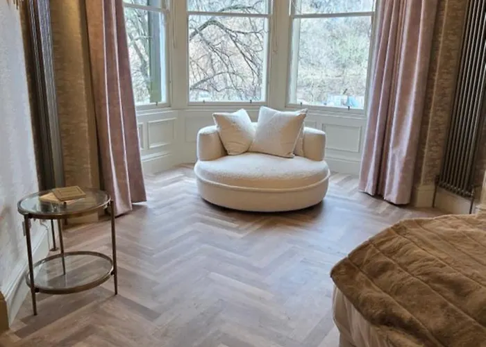 Apartment 2 Bedroom Sofa Bed In Livingroom Castle View 1st Floor Sleeps 6 Edinburgh