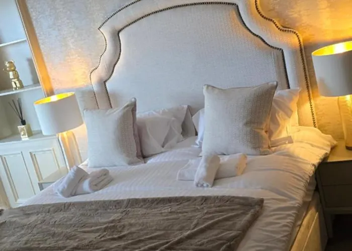 2 Bedroom Sofa Bed In Livingroom Castle View 1st Floor Sleeps 6 * Edinburgh