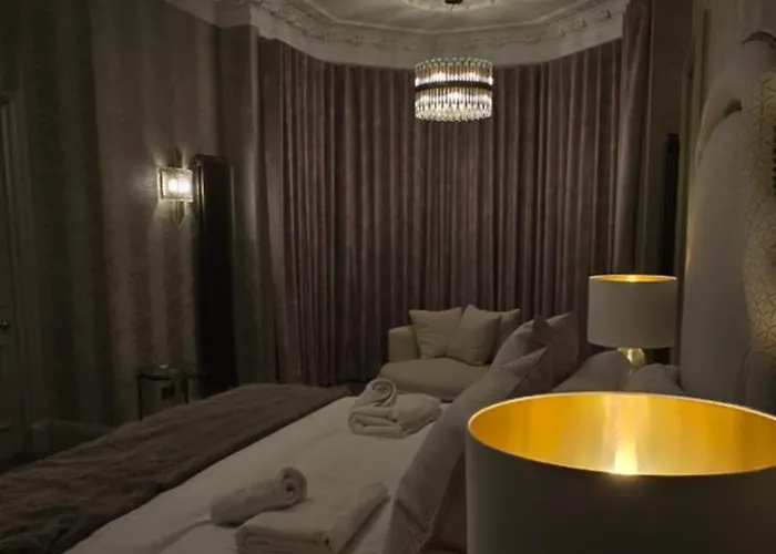 Apartment 2 Bedroom Sofa Bed In Livingroom Castle View 1st Floor Sleeps 6 Edinburgh