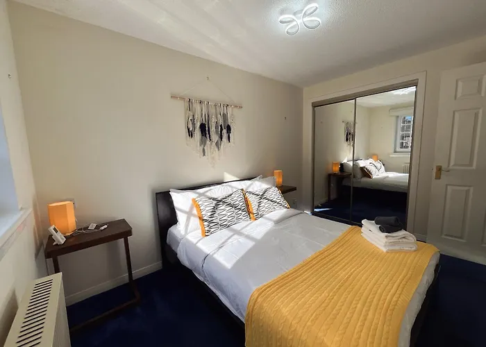 Relaxing Free Parking Space For One דירה *