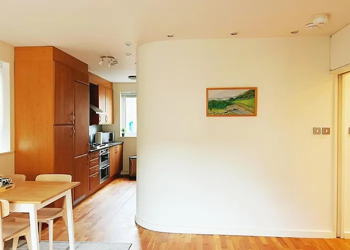 Luxury At * إدنبرة