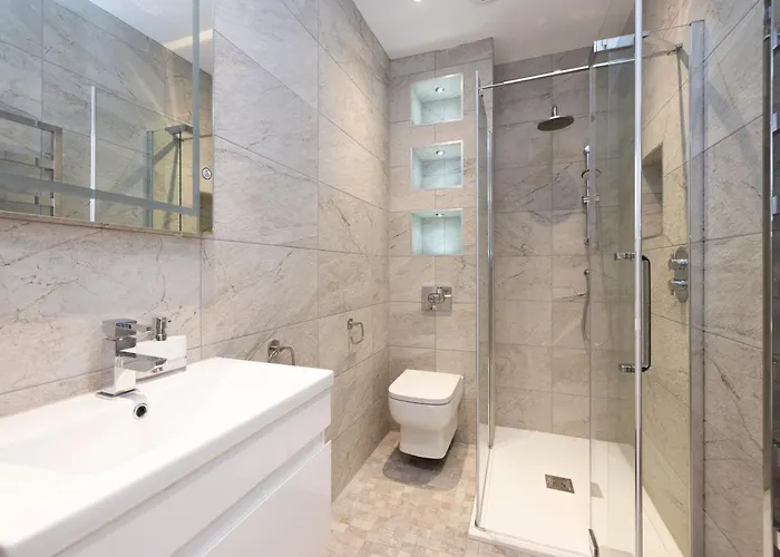 Apartment Deluxe 3-bedroom On Princes Street Overlooking Castle