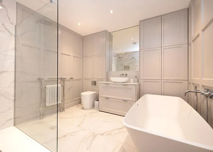 Deluxe 3-bedroom On Princes Street Overlooking Castle Apartment *