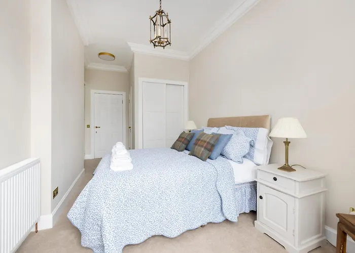 Apartment Deluxe 3-bedroom On Princes Street Overlooking Castle Edinburgh