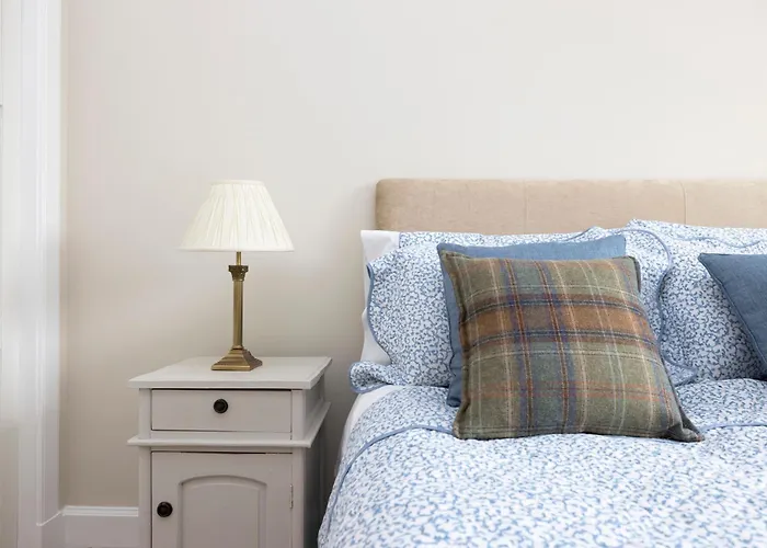 Deluxe 3-bedroom On Princes Street Overlooking Castle *