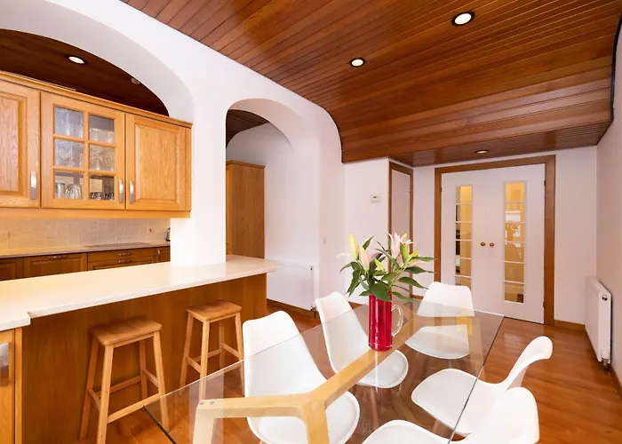 Deluxe 3-bedroom On Princes Street Overlooking Castle Edinburgh