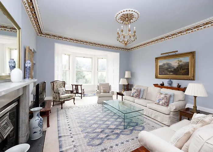 Deluxe 3-bedroom On Princes Street Overlooking Castle