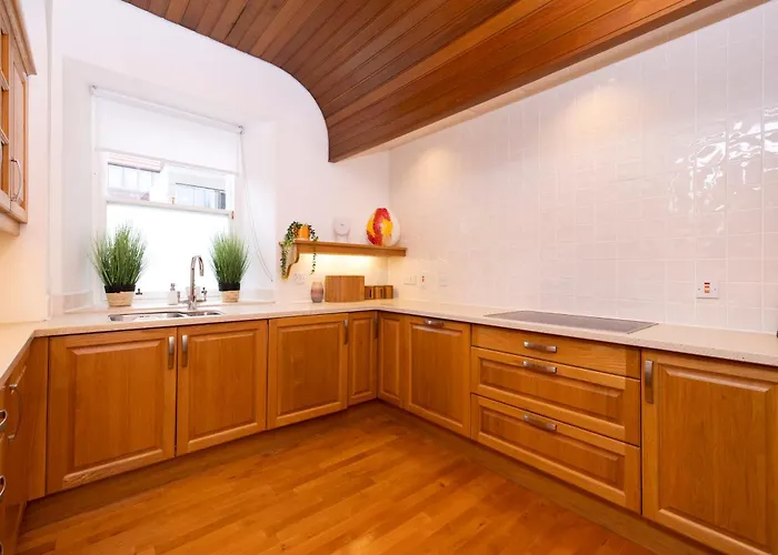 Apartment Deluxe 3-bedroom On Princes Street Overlooking Castle *