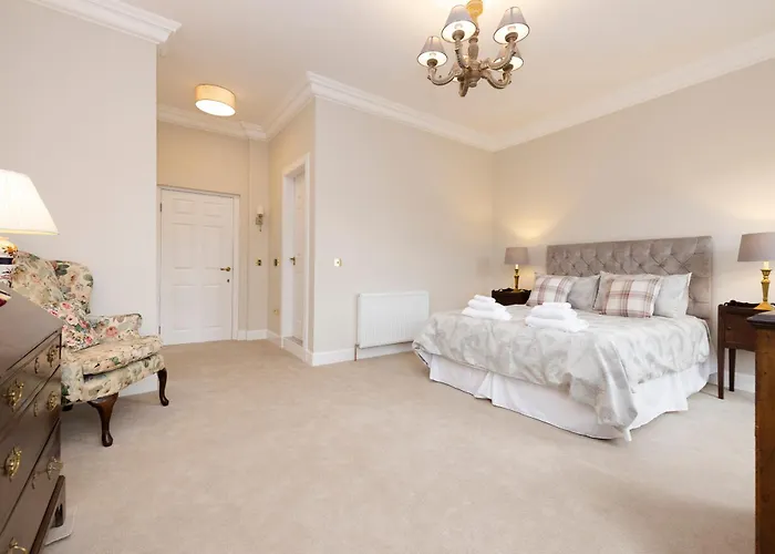 Apartment Deluxe 3-bedroom On Princes Street Overlooking Castle Edinburgh