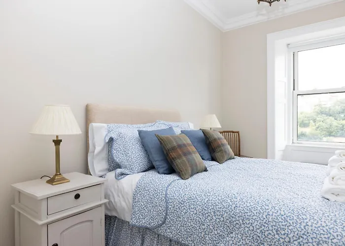Deluxe 3-bedroom On Princes Street Overlooking Castle *