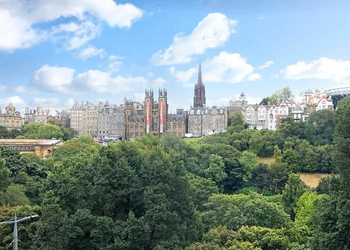 Deluxe 3-bedroom On Princes Street Overlooking Castle Edinburgh