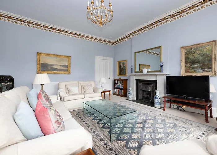 Deluxe 3-bedroom On Princes Street Overlooking Castle
