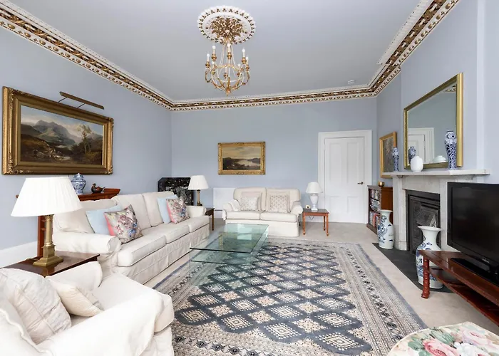 Deluxe 3-bedroom On Princes Street Overlooking Castle Apartment *