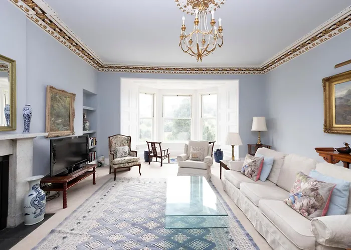 Apartment Deluxe 3-bedroom On Princes Street Overlooking Castle *