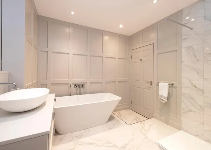 Deluxe 3-bedroom On Princes Street Overlooking Castle Apartment Edinburgh