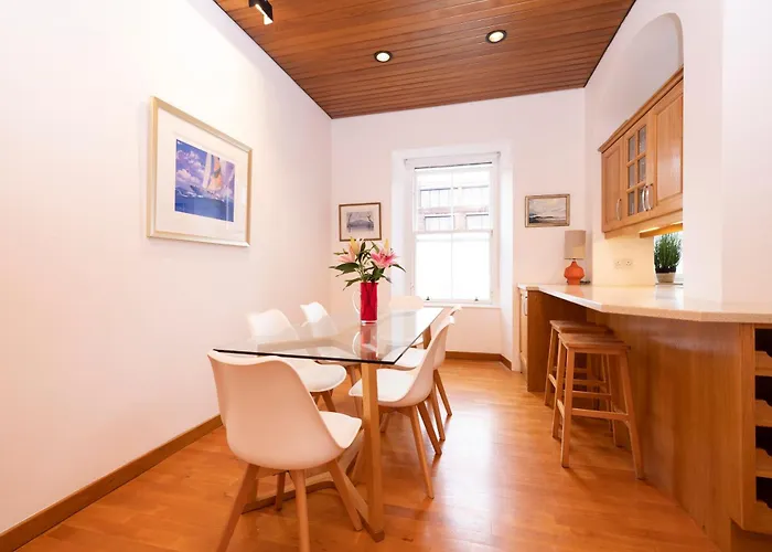 Apartment Deluxe 3-bedroom On Princes Street Overlooking Castle Edinburgh