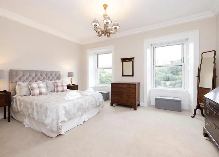 Deluxe 3-bedroom On Princes Street Overlooking Castle Edinburgh