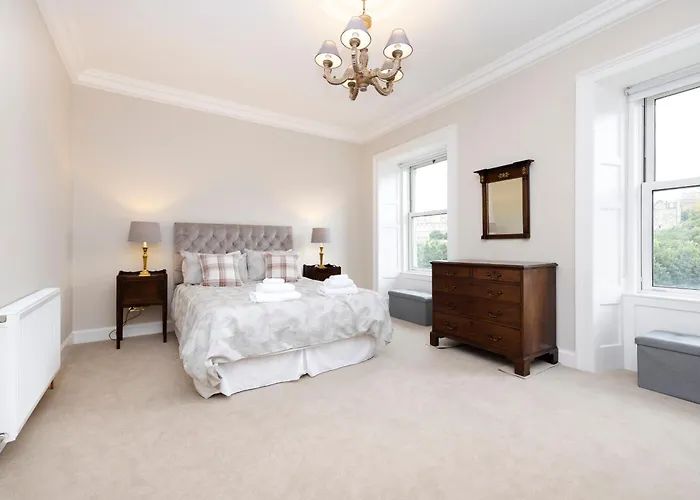 Deluxe 3-bedroom On Princes Street Overlooking Castle * Edinburgh