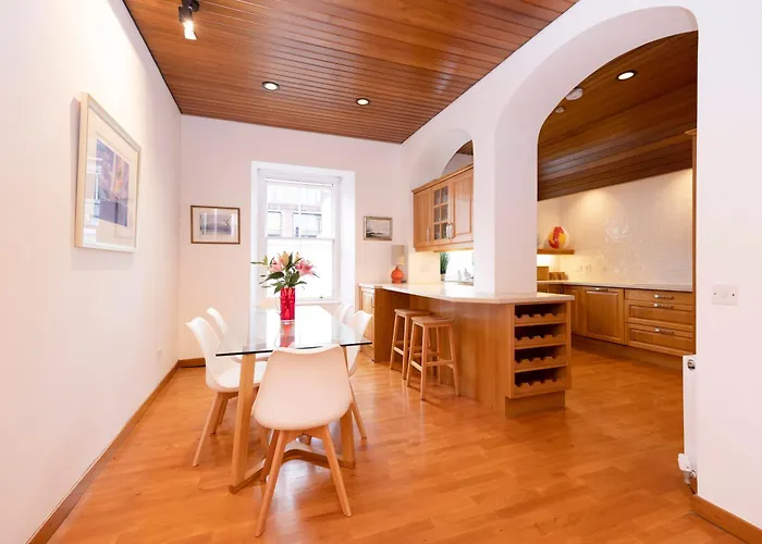 Deluxe 3-bedroom On Princes Street Overlooking Castle