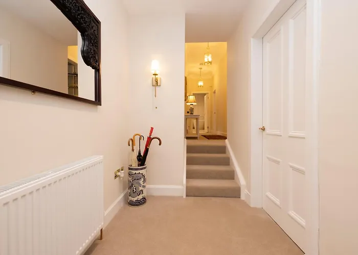 Deluxe 3-bedroom On Princes Street Overlooking Castle Apartment