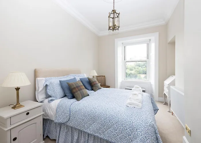 Apartment Deluxe 3-bedroom On Princes Street Overlooking Castle
