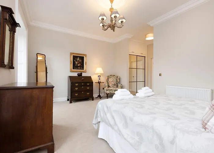 Deluxe 3-bedroom On Princes Street Overlooking Castle Apartment Edinburgh