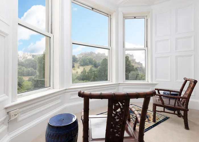 Deluxe 3-bedroom On Princes Street Overlooking Castle Apartment *