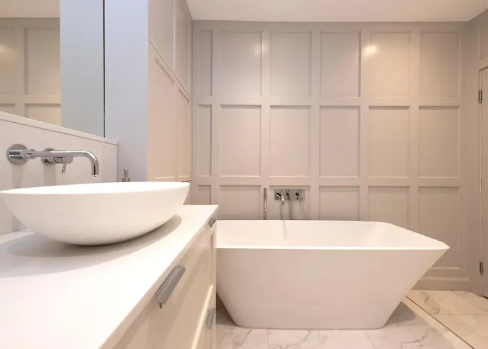 Apartment Deluxe 3-bedroom On Princes Street Overlooking Castle *