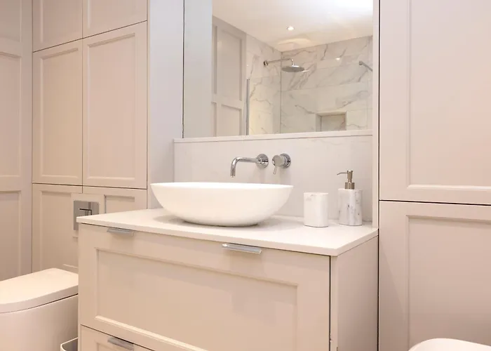 Deluxe 3-bedroom On Princes Street Overlooking Castle Apartment Edinburgh