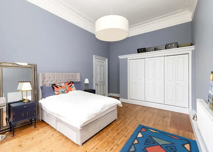 Joivy Spacious 2-bedroom Ground Floor Flat Apartament *