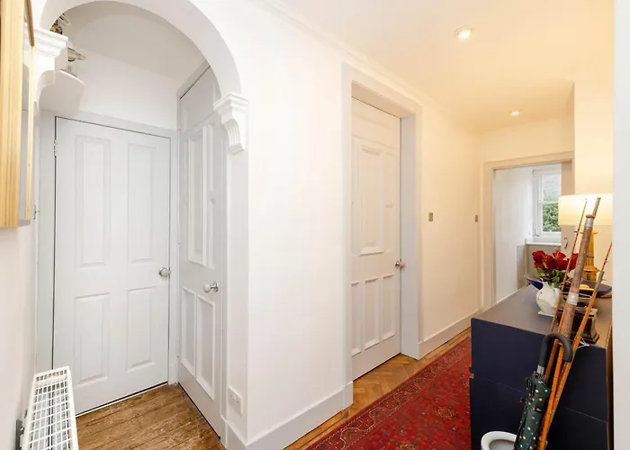 Joivy Spacious 2-bedroom Ground Floor Flat *